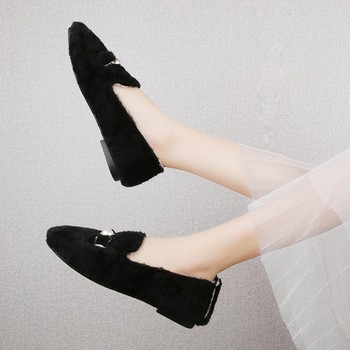 Γυναικεία καθημερινά παπούτσια με μεταλλικό στοιχείο σε μαύρο και μπεζ χρώμα