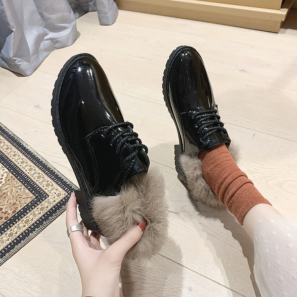 Μοντέρνες γυναικείες χειμερινές μπότες με απαλή επένδυση 