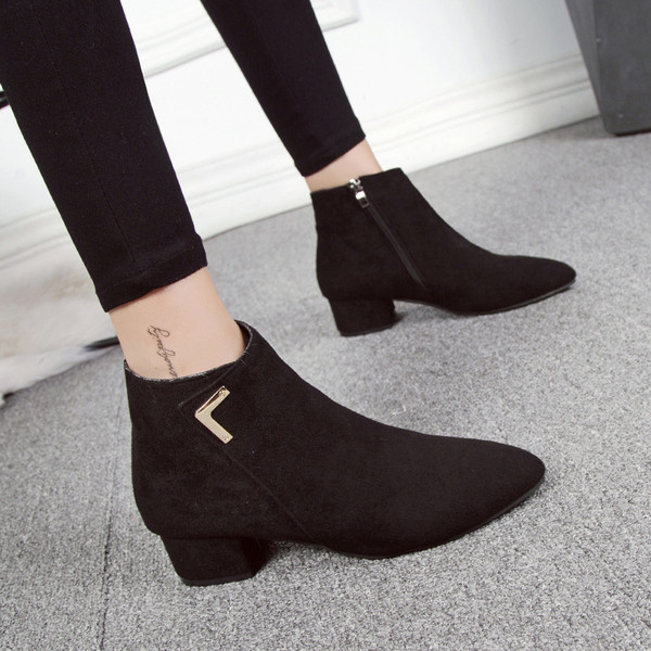 Cizme de dama elegante cu element metalic si toc gros in bej si negru