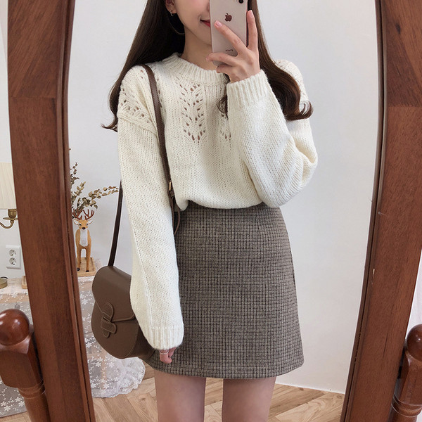 Μοντέρνο πουλόβερ με οβάλ ντεκολτέ στο λευκό, γκρι και μπεζ χρώμα