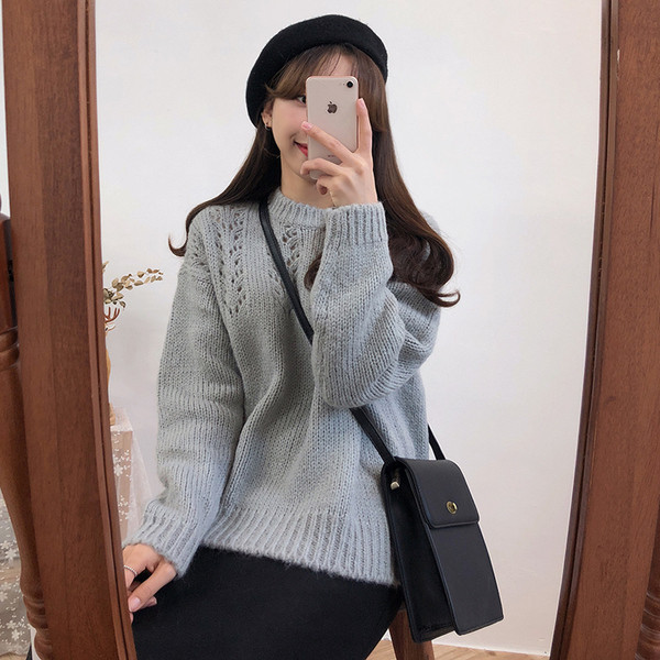 Μοντέρνο πουλόβερ με οβάλ ντεκολτέ στο λευκό, γκρι και μπεζ χρώμα