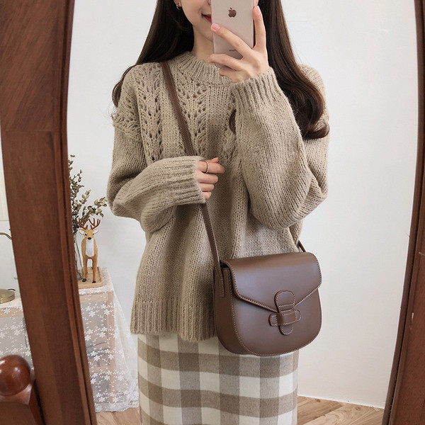 Μοντέρνο πουλόβερ με οβάλ ντεκολτέ στο λευκό, γκρι και μπεζ χρώμα