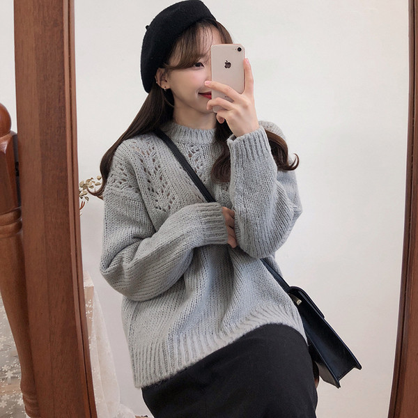 Μοντέρνο πουλόβερ με οβάλ ντεκολτέ στο λευκό, γκρι και μπεζ χρώμα