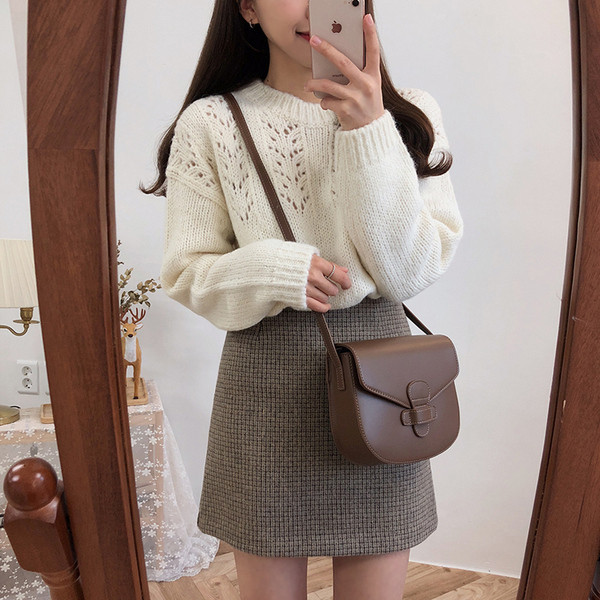 Μοντέρνο πουλόβερ με οβάλ ντεκολτέ στο λευκό, γκρι και μπεζ χρώμα