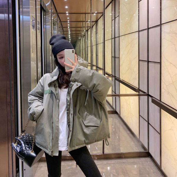 Jachetă scurtă și largă de culoare verde, cu glugă cu puf