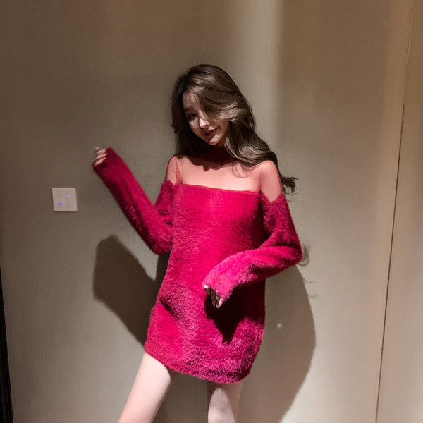 Μακρύ γυναικείο χνουδοτό πουλόβερ σε μαύρο και μπορντό χρώμα