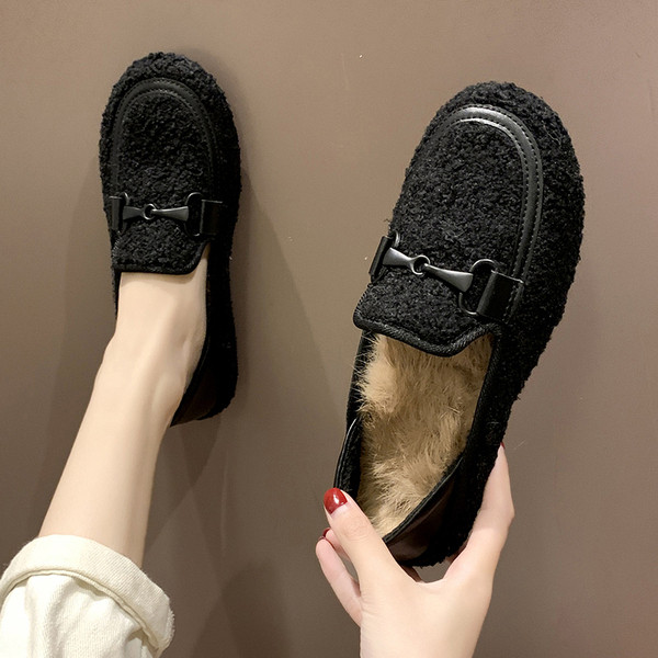 Pantofi casual de dama cu captuseala moale si element metalic