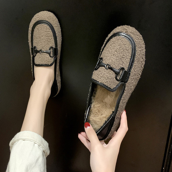 Pantofi casual de dama cu captuseala moale si element metalic