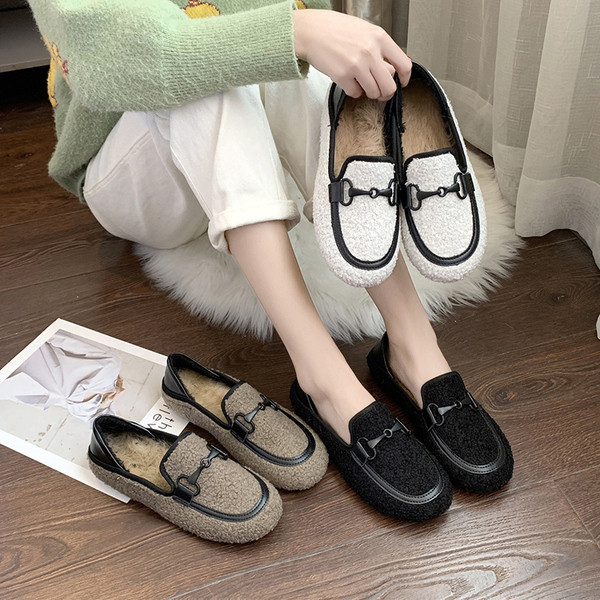 Pantofi casual de dama cu captuseala moale si element metalic