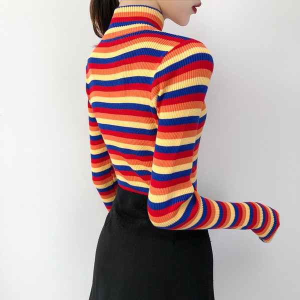 Μοντέρνο ριγέ γυναικείο πουλόβερ με ψηλή γιακά