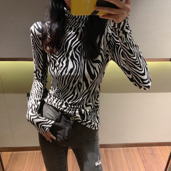 Bluză de damă cu guler polo și model animal