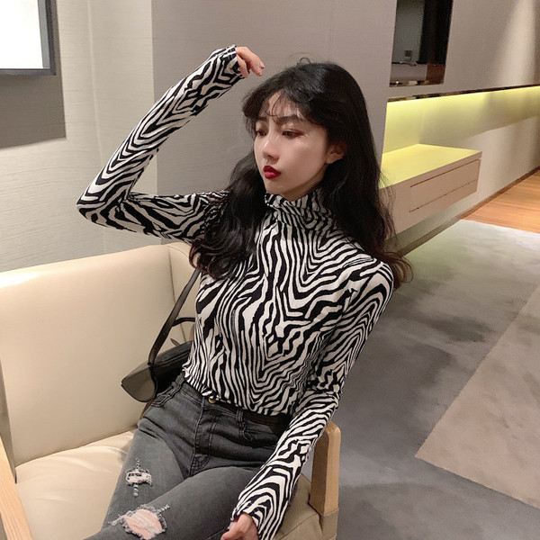 Bluză de damă cu guler polo și model animal