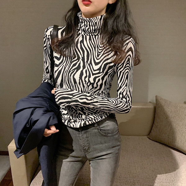 Bluză de damă cu guler polo și model animal