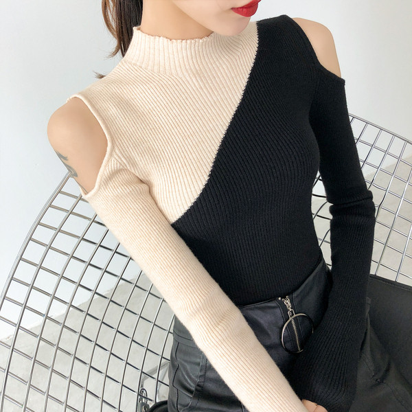 Μοντέρνο γυναικείο πουλόβερ  με χαμηλό κολάρο και κομμένα κομμάτια σε μπεζ και γκρι χρώμα