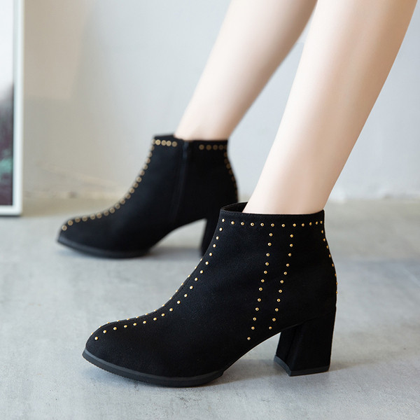 Κομψές γυναικείες μπότες με παχιά τακούνια και πέτρες σε μαύρο χρώμα