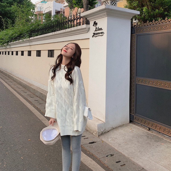 Μακρύ γυναικείο χειμερινό πουλόβερ σε λευκό χρώμα