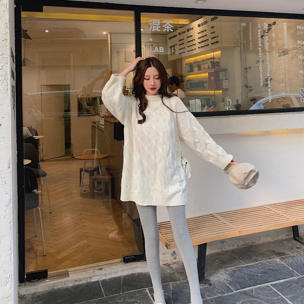 Μακρύ γυναικείο χειμερινό πουλόβερ σε λευκό χρώμα