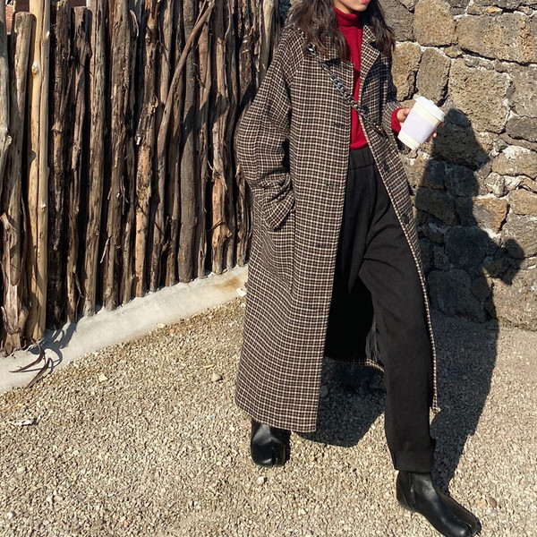 Дълго карирано палто с копчета и джобове 