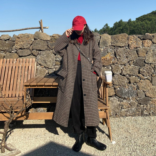 Дълго карирано палто с копчета и джобове 