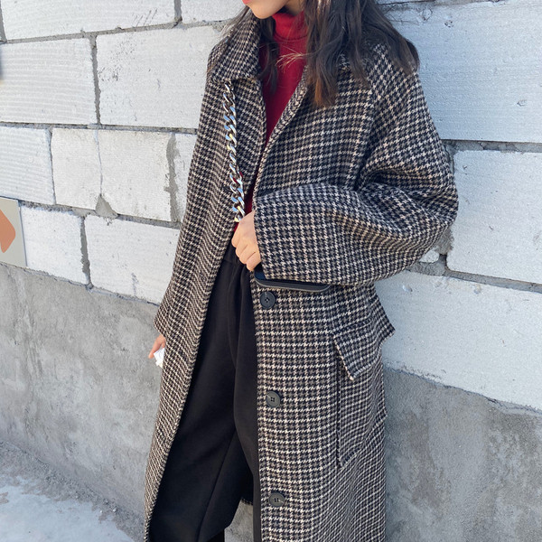 Дълго карирано палто с копчета и джобове 
