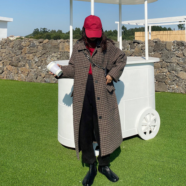 Дълго карирано палто с копчета и джобове 