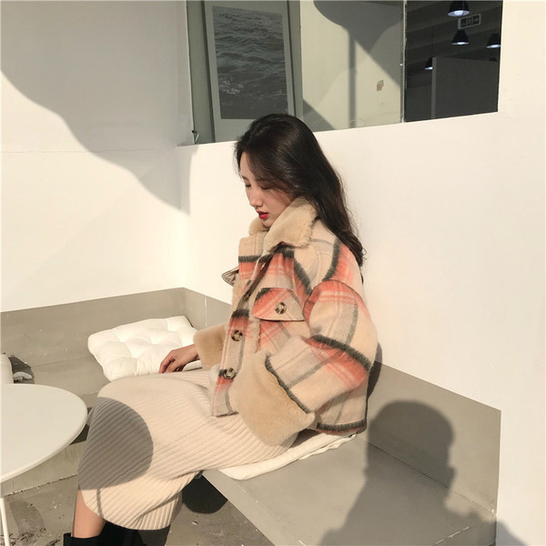 Trumpas languotas pavasario-rudens moteriškas švarkas su kišenėmis