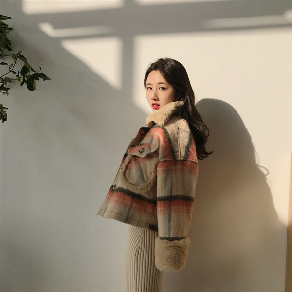 Trumpas languotas pavasario-rudens moteriškas švarkas su kišenėmis