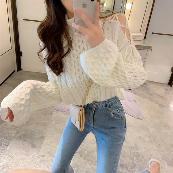 Γυναικείο πουλόβερ με γυμνά ώμους σε λευκό και μαύρο χρώμα