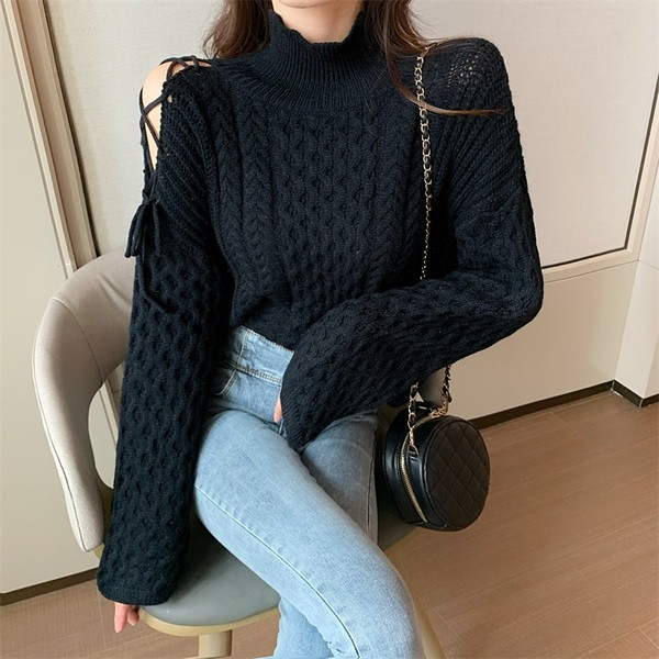 Γυναικείο πουλόβερ με γυμνά ώμους σε λευκό και μαύρο χρώμα