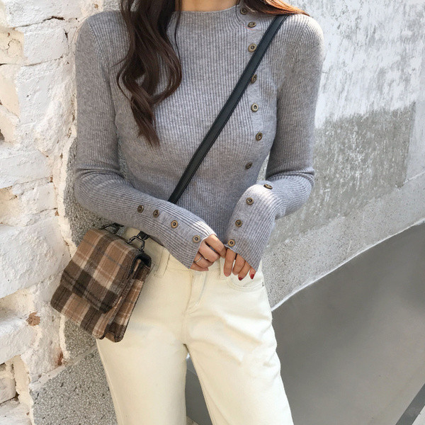 Γυναικεία κοντή πλεκτή μπλούζα με κουμπιά