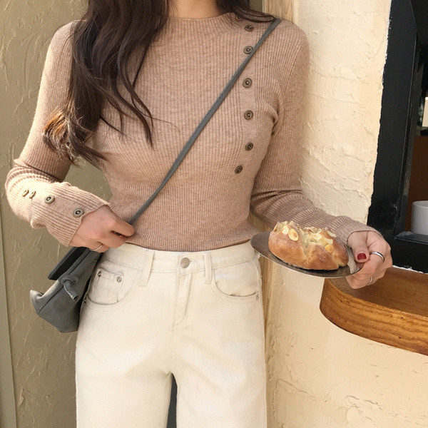 Γυναικεία κοντή πλεκτή μπλούζα με κουμπιά