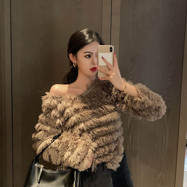 Μοντέρνα γυναικεία μπλούζα με κρόσσια και λαιμόκοψη