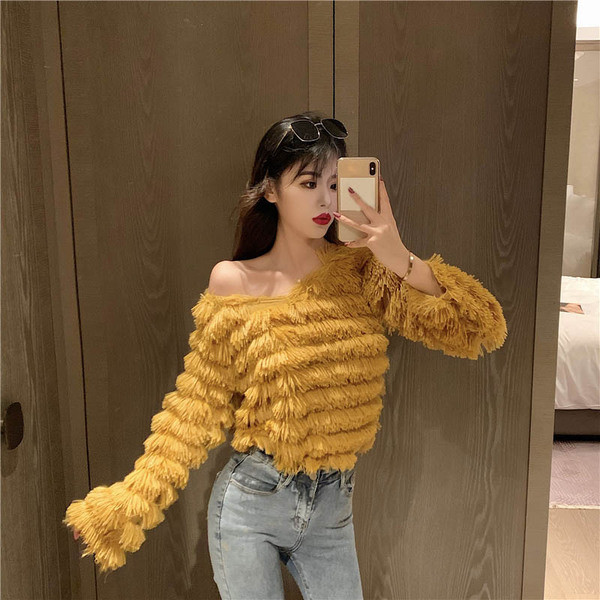 Μοντέρνα γυναικεία μπλούζα με κρόσσια και λαιμόκοψη