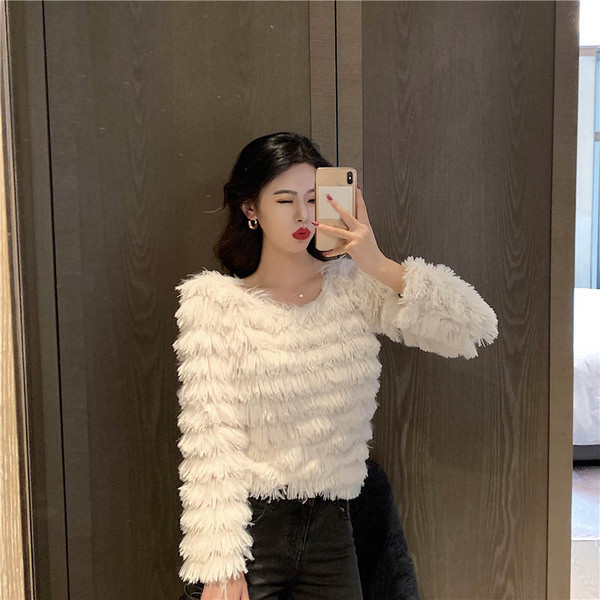 Μοντέρνα γυναικεία μπλούζα με κρόσσια και λαιμόκοψη