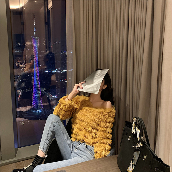 Μοντέρνα γυναικεία μπλούζα με κρόσσια και λαιμόκοψη