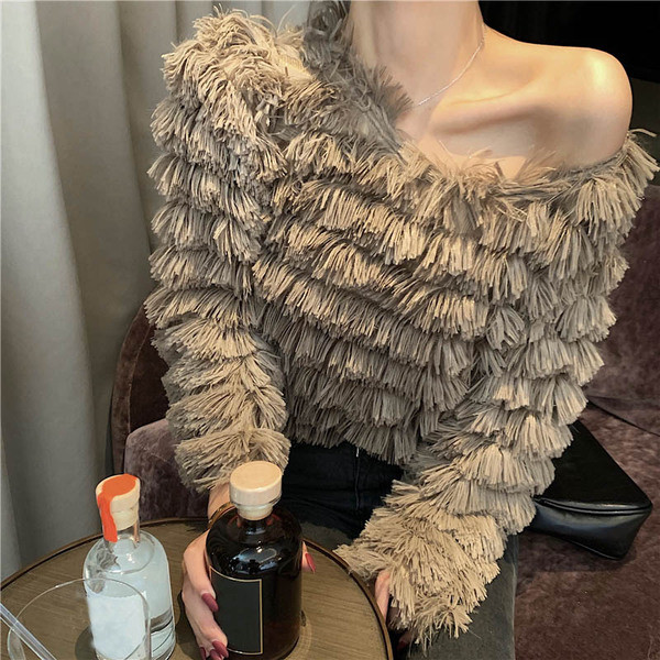 Μοντέρνα γυναικεία μπλούζα με κρόσσια και λαιμόκοψη