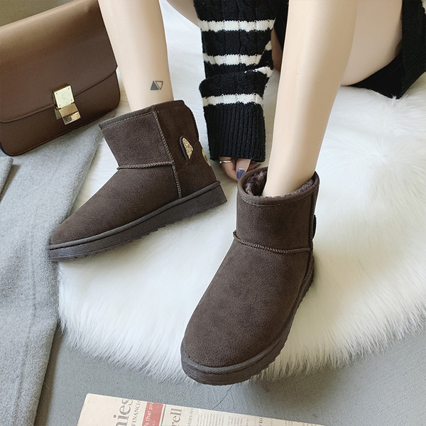 Χειμερινές γυναικείες μπότες με μαλακή επένδυση και κεντήματα