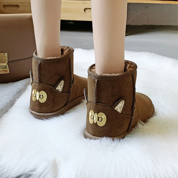 Χειμερινές γυναικείες μπότες με μαλακή επένδυση και κεντήματα