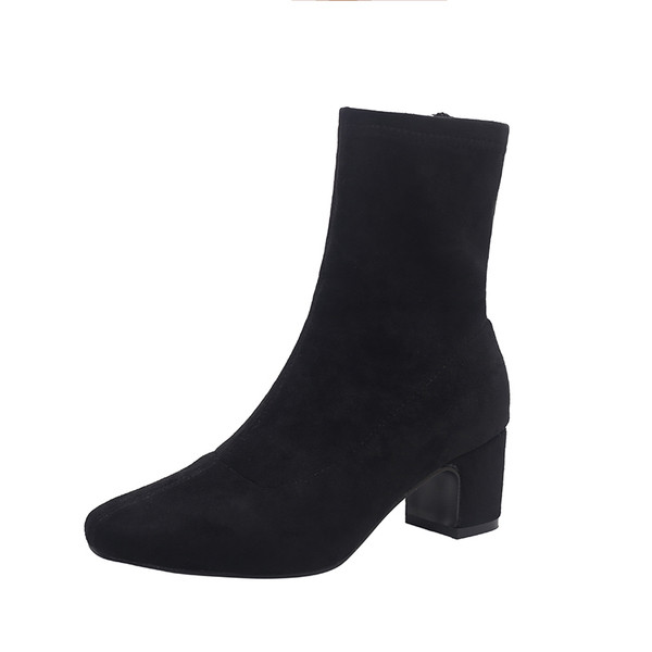 Κομψές γυναικείες μπότες κλασικό μοντέλο με  φερμουάρ και παχιά τακούνια σε μαύρο χρώμα