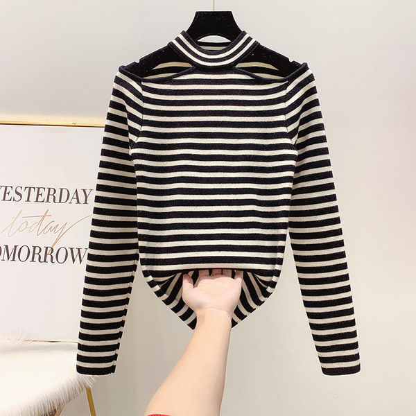 Γυναικείο ριγέ πουλόβερ με γυμνά ώμους σε τρία χρώματα