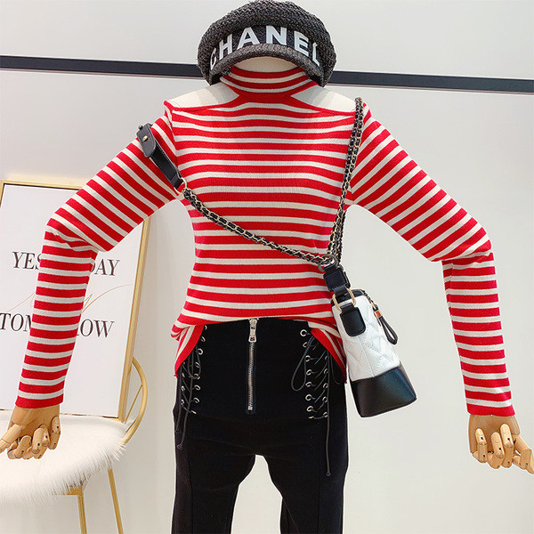 Γυναικείο ριγέ πουλόβερ με γυμνά ώμους σε τρία χρώματα