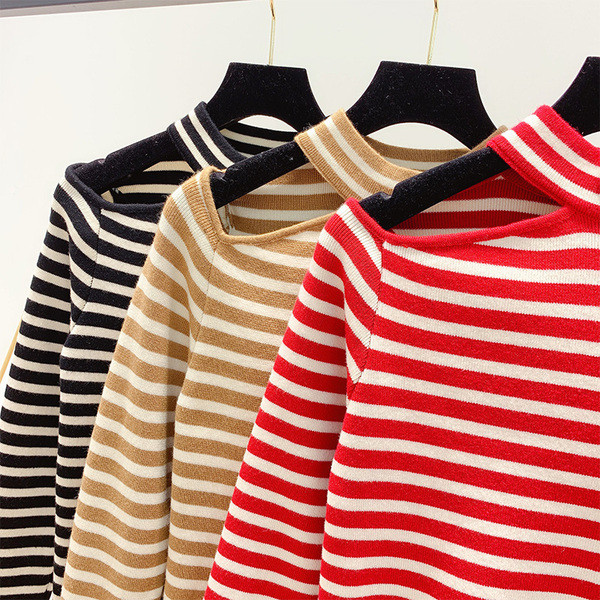 Γυναικείο ριγέ πουλόβερ με γυμνά ώμους σε τρία χρώματα