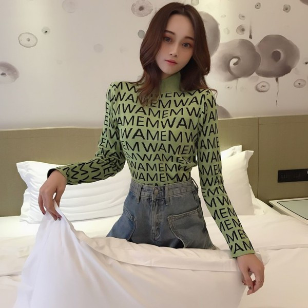 Pulover de dama molat cu inscriptii in negru, alb si verde