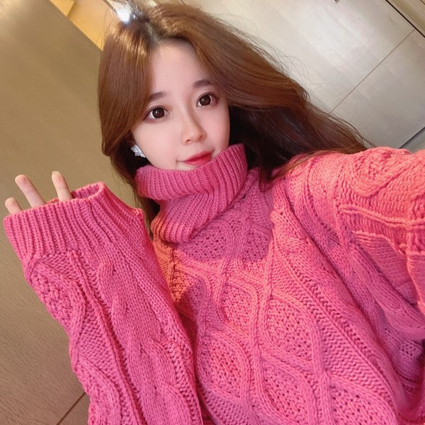 Μακρύ πουλόβερ με κολάρο σε λευκό και ροζ χρώμα