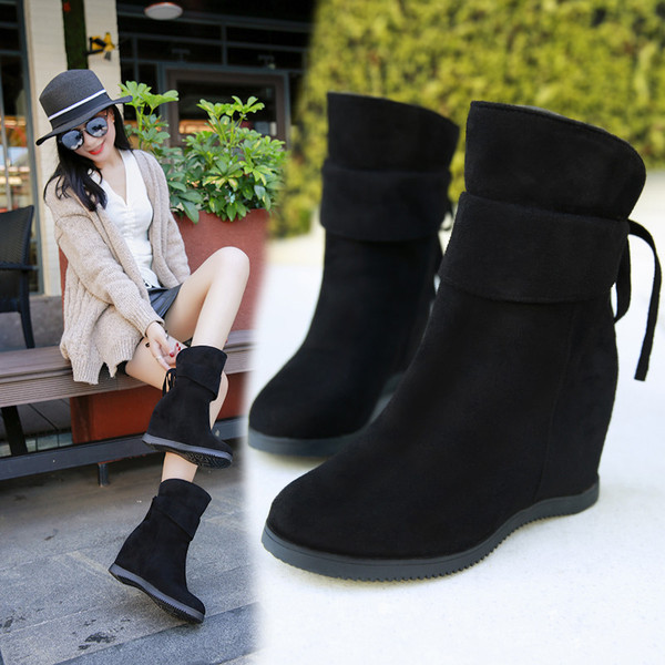 Μοντέρνες γυναικείες μπότες σε πλατφόρμα και κορδόνια σε μαύρο και κόκκινο χρώμα