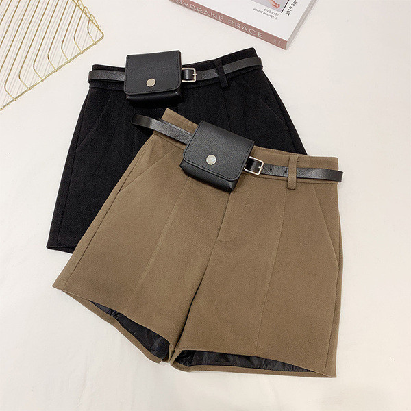 Γυναικεία χειμερινά σορτσάκια με ζώνη σε μαύρο και καφέ χρώμα