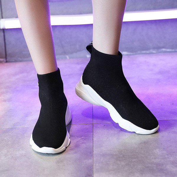 Καθημερινά γυναικεία αθλητικά παπούτσια σε ροζ, άσπρο και μαύρο χρώμα