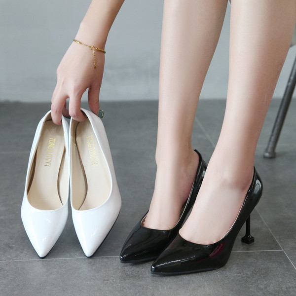 Κομψά γυναικεία μυτερό μοντέλο παπούτσια με λεπτό τακούνι σε μαύρο και άσπρο χρώμα
