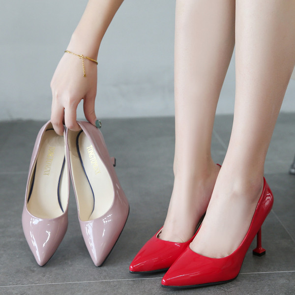 Κομψά γυναικεία μυτερό μοντέλο παπούτσια με λεπτό τακούνι σε μαύρο και άσπρο χρώμα