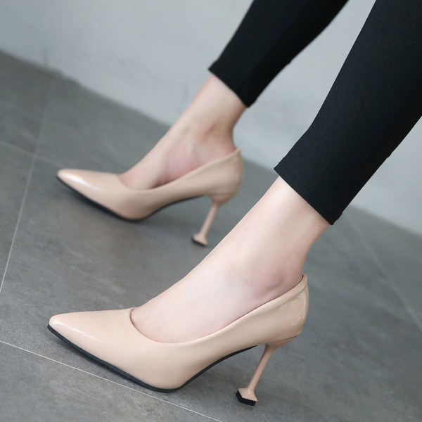 Κομψά γυναικεία μυτερό μοντέλο παπούτσια με λεπτό τακούνι σε μαύρο και άσπρο χρώμα